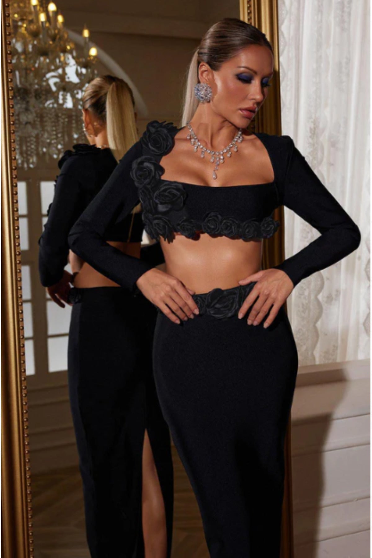 Cleopatra Siyah Çiçek Aplikli Vücuda Oturan Crop-Etek Takım